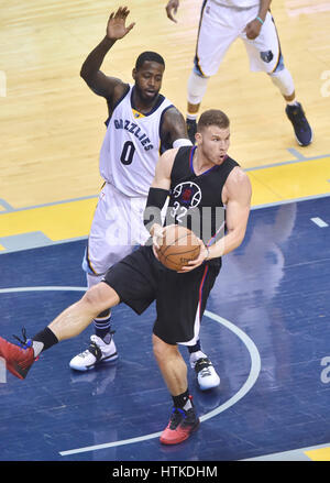 Memphis, TN, USA. 9. März 2017. Los Angeles Clippers-forward Blake Griffin (32) kommt mit einer offensive Rebound im dritten Quartal von einem NBA-Spiel im FedEx Forum in Memphis, TN. Los Angeles gewann 114-98. Austin McAfee/CSM/Alamy Live-Nachrichten Stockfoto