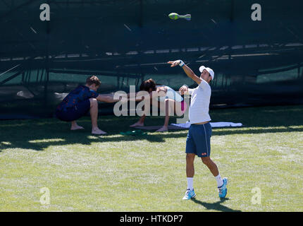 Indische Brunnen, Kalifornien, USA. 12. März 2017. Novak Djokovic Serbien erwärmt, bevor seine zweite Runde muss in das Jahr 2017 BNP Paribas Open in Indian Wells Tennis Garden in Indian Wells, Kalifornien. Charles Baus/CSM/Alamy Live-Nachrichten Stockfoto