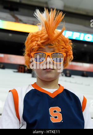 Syracuse, New York, USA. 11. Februar 2017. Syracuse Orange Fan blickt auf eine vor dem Spiel gegen Siena Saints auf Samstag, 11. Februar 2017 an die Carrier Dome in Syracuse, New York. Syrakus gewonnen 19-6. Rich Barnes/CSM/Alamy Live-Nachrichten Stockfoto