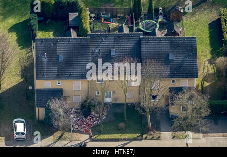 Herne Kind Mordfall, Siedlung im Dannekamp, Heimat der Mörder Marcel Hesse und neun Jahre alten Opfer, Spielzeug und Kerzen vor dem Haus, Herne, Ruhr und Umgebung, Nordrhein-Westfalen, Deutschland Stockfoto