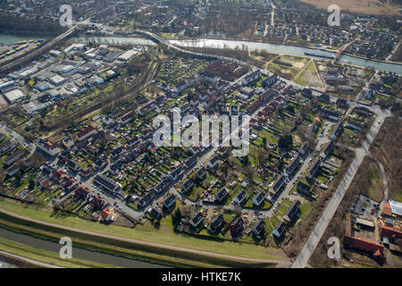 Herne Kind Mordfall, Siedlung im Dannekamp, Heimat der Mörder Marcel Hesse und neun Jahre alten Opfer, Spielzeug und Kerzen vor dem Haus, Herne, Ruhr und Umgebung, Nordrhein-Westfalen, Deutschland Stockfoto