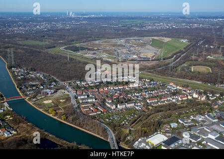 Herne Kind Mordfall, Siedlung im Dannekamp, Heimat der Mörder Marcel Hesse und neun Jahre alten Opfer, Spielzeug und Kerzen vor dem Haus, Herne, Ruhr und Umgebung, Nordrhein-Westfalen, Deutschland Stockfoto