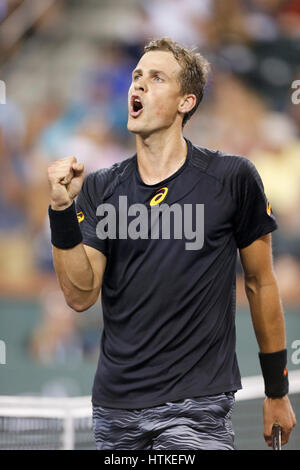 11. März 2017 reagiert Vasek Pospisil von Kanada zu gewinnen einen Punkt gegen Andy Murray aus Großbritannien in ihrem zweiten Vorrundenspiel während der 2017 BNP Paribas Open in Indian Wells Tennis Garden in Indian Wells, Kalifornien. Charles Baus/CSM Stockfoto