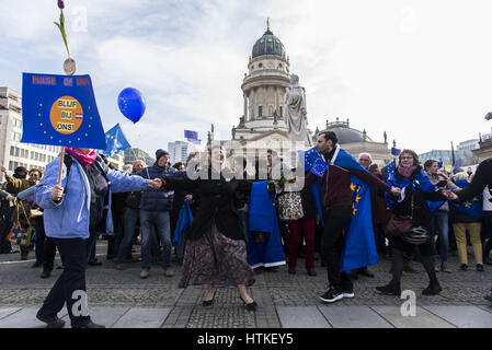 Berlin, Berlin, Deutschland. 12. März 2017. Rund 4000 Pro-Europäer versammeln sich zum vierten Mal am Gendarmenmarkt. Die Veranstalter glauben an die grundlegende Idee der Europäischen Union und ihrer Reformfähigkeit und Entwicklung. Meeting erscheinen jeden Sonntag in mehreren europäischen Städten. Die meist bürgerlichen Demonstranten swish Europa kämpfen und singen die "Ode an die Freude" (Deutsch: "An Die Freude") dient als die Hymne von Europa durch den Europarat im Jahr 1972 und später der Europäischen Union. Bildnachweis: Jan Scheunert/ZUMA Draht/Alamy Live-Nachrichten Stockfoto