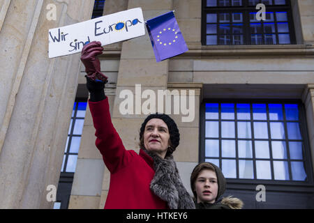 Berlin, Berlin, Deutschland. 12. März 2017. Rund 4000 Pro-Europäer versammeln sich zum vierten Mal am Gendarmenmarkt. Die Veranstalter glauben an die grundlegende Idee der Europäischen Union und ihrer Reformfähigkeit und Entwicklung. Meeting erscheinen jeden Sonntag in mehreren europäischen Städten. Die meist bürgerlichen Demonstranten swish Europa kämpfen und singen die "Ode an die Freude" (Deutsch: "An Die Freude") dient als die Hymne von Europa durch den Europarat im Jahr 1972 und später der Europäischen Union. Bildnachweis: Jan Scheunert/ZUMA Draht/Alamy Live-Nachrichten Stockfoto