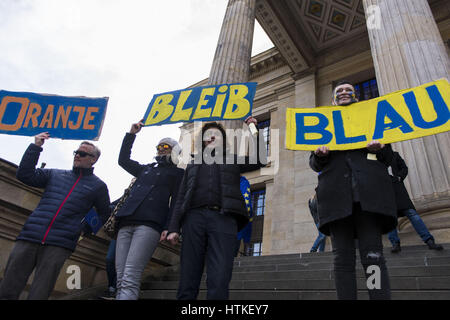 Berlin, Berlin, Deutschland. 12. März 2017. Rund 4000 Pro-Europäer versammeln sich zum vierten Mal am Gendarmenmarkt. Die Veranstalter glauben an die grundlegende Idee der Europäischen Union und ihrer Reformfähigkeit und Entwicklung. Meeting erscheinen jeden Sonntag in mehreren europäischen Städten. Die meist bürgerlichen Demonstranten swish Europa kämpfen und singen die "Ode an die Freude" (Deutsch: "An Die Freude") dient als die Hymne von Europa durch den Europarat im Jahr 1972 und später der Europäischen Union. Bildnachweis: Jan Scheunert/ZUMA Draht/Alamy Live-Nachrichten Stockfoto