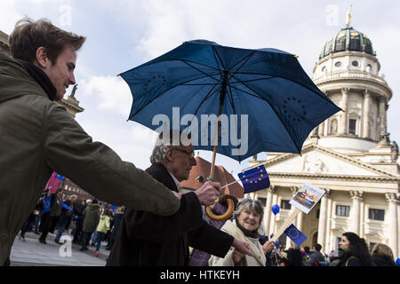 Berlin, Berlin, Deutschland. 12. März 2017. Rund 4000 Pro-Europäer versammeln sich zum vierten Mal am Gendarmenmarkt. Die Veranstalter glauben an die grundlegende Idee der Europäischen Union und ihrer Reformfähigkeit und Entwicklung. Meeting erscheinen jeden Sonntag in mehreren europäischen Städten. Die meist bürgerlichen Demonstranten swish Europa kämpfen und singen die "Ode an die Freude" (Deutsch: "An Die Freude") dient als die Hymne von Europa durch den Europarat im Jahr 1972 und später der Europäischen Union. Bildnachweis: Jan Scheunert/ZUMA Draht/Alamy Live-Nachrichten Stockfoto