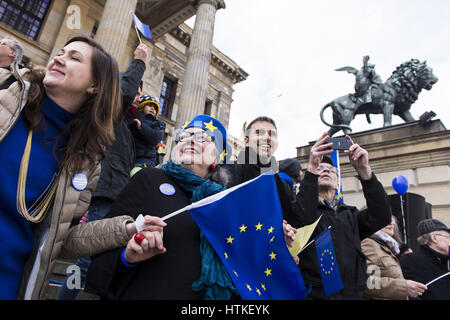 Berlin, Berlin, Deutschland. 12. März 2017. Rund 4000 Pro-Europäer versammeln sich zum vierten Mal am Gendarmenmarkt. Die Veranstalter glauben an die grundlegende Idee der Europäischen Union und ihrer Reformfähigkeit und Entwicklung. Meeting erscheinen jeden Sonntag in mehreren europäischen Städten. Die meist bürgerlichen Demonstranten swish Europa kämpfen und singen die "Ode an die Freude" (Deutsch: "An Die Freude") dient als die Hymne von Europa durch den Europarat im Jahr 1972 und später der Europäischen Union. Bildnachweis: Jan Scheunert/ZUMA Draht/Alamy Live-Nachrichten Stockfoto