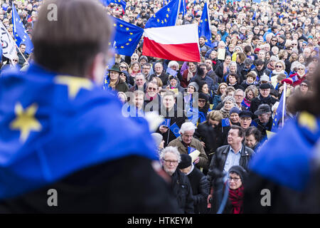 Berlin, Berlin, Deutschland. 12. März 2017. Rund 4000 Pro-Europäer versammeln sich zum vierten Mal am Gendarmenmarkt. Die Veranstalter glauben an die grundlegende Idee der Europäischen Union und ihrer Reformfähigkeit und Entwicklung. Meeting erscheinen jeden Sonntag in mehreren europäischen Städten. Die meist bürgerlichen Demonstranten swish Europa kämpfen und singen die "Ode an die Freude" (Deutsch: "An Die Freude") dient als die Hymne von Europa durch den Europarat im Jahr 1972 und später der Europäischen Union. Bildnachweis: Jan Scheunert/ZUMA Draht/Alamy Live-Nachrichten Stockfoto