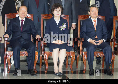 Seoul, Südkorea. 13. März 2017. Yi-Su Kim, Lee Jung-Mi und Lee Jin-sung, stellvertretender Leiter der Constitutional Court of South Korea Lee Jung-Mi (C) besucht ihre Abschiedsfeier als Richter Kim Yi-Su (L) und Lee Jin-sung Blick auf am Hof in Seoul, Südkorea. Lee abgeschlossen sechsjährige Amtszeit am Montag, drei Tage nachdem das Gericht Überlegungen zur Entlassung von Ex-südkoreanischen Präsidenten Park Geun-Hye. Bildnachweis: Lee Jae-Won/AFLO/Alamy Live-Nachrichten Stockfoto