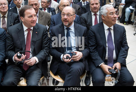 Berlin, Deutschland. 13. März 2017. Der schwedische Ministerpräsident Stefan Löfven (L-R) bezeichneten Partei Vorsitzender der deutschen Sozialdemokraten und Kanzlerschaft Kandidat Martin Schulz und portugiesische Ministerpräsident Antonio Costa sitzen bei einem Treffen der Progressiven Allianz, eine Konferenz der Sozialdemokraten in der SPD-zentrale an der Willy-Brandt-Haus in Berlin, 13. März 2017. Sowie mehrere sozialdemokratischen Staats-und Regierungschefs nehmen mehr als 30 Partei Häuptlinge aus rund 100 internationale Delegationen an der Sitzung teil. Foto: Bernd von Jutrczenka/Dpa/Alamy Live News Stockfoto