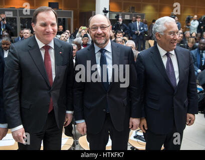 Berlin, Deutschland. 13. März 2017. Der schwedische Ministerpräsident Stefan Löfven (L-R) bezeichneten Partei Vorsitzender der deutschen Sozialdemokraten und Kanzlerschaft Kandidat Martin Schulz und portugiesische Ministerpräsident Antonio Costa Stand bei einem Treffen der Progressiven Allianz, eine Konferenz der Sozialdemokraten in der SPD-zentrale an der Willy-Brandt-Haus in Berlin, 13. März 2017. Sowie mehrere sozialdemokratischen Staats-und Regierungschefs nehmen mehr als 30 Partei Häuptlinge aus rund 100 internationale Delegationen an der Sitzung teil. Foto: Bernd von Jutrczenka/Dpa/Alamy Live News Stockfoto