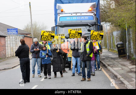 Atherton, Lancashire, UK. 13. März 2017. Am frühen Morgen statt eine kleine Gruppe von Anti-Fracking Demonstranten aus Manchester, Bolton und Warrington einen "Popup" Protest vor dem SIBGAS in einem Industriegebiet in Atherton in der Nähe von Leigh, Greater Manchester. Pop-up-Proteste werden gegen Unternehmen festgestellt, dass Cuadrilla, Vorbereitung einer explorativen Bohrvorgang für Schiefergas in kleinen Plumpton in der Nähe von Blackpool Fracking Unternehmen beliefert werden festgehalten. Bildnachweis: Dave Ellison/Alamy Live-Nachrichten Stockfoto