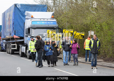 Atherton, Lancashire, UK. 13. März 2017. Am frühen Morgen statt eine kleine Gruppe von Anti-Fracking Demonstranten aus Manchester, Bolton und Warrington einen "Popup" Protest vor dem SIBGAS in einem Industriegebiet in Atherton in der Nähe von Leigh, Greater Manchester. Pop-up-Proteste werden gegen Unternehmen festgestellt, dass Cuadrilla, Vorbereitung einer explorativen Bohrvorgang für Schiefergas in kleinen Plumpton in der Nähe von Blackpool Fracking Unternehmen beliefert werden festgehalten. Bildnachweis: Dave Ellison/Alamy Live-Nachrichten Stockfoto