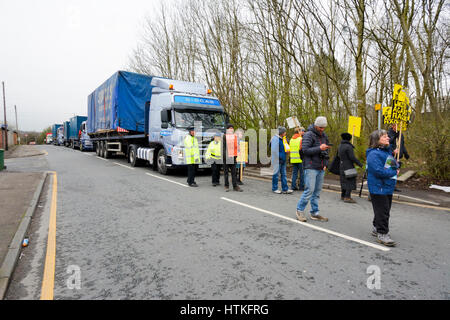 Atherton, Lancashire, UK. 13. März 2017. Am frühen Morgen statt eine kleine Gruppe von Anti-Fracking Demonstranten aus Manchester, Bolton und Warrington einen "Popup" Protest vor dem SIBGAS in einem Industriegebiet in Atherton in der Nähe von Leigh, Greater Manchester. Pop-up-Proteste werden gegen Unternehmen festgestellt, dass Cuadrilla, Vorbereitung einer explorativen Bohrvorgang für Schiefergas in kleinen Plumpton in der Nähe von Blackpool Fracking Unternehmen beliefert werden festgehalten. Bildnachweis: Dave Ellison/Alamy Live-Nachrichten Stockfoto