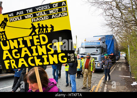 Atherton, Lancashire, UK. 13. März 2017. Am frühen Morgen statt eine kleine Gruppe von Anti-Fracking Demonstranten aus Manchester, Bolton und Warrington einen "Popup" Protest vor dem SIBGAS in einem Industriegebiet in Atherton in der Nähe von Leigh, Greater Manchester. Pop-up-Proteste werden gegen Unternehmen festgestellt, dass Cuadrilla, Vorbereitung einer explorativen Bohrvorgang für Schiefergas in kleinen Plumpton in der Nähe von Blackpool Fracking Unternehmen beliefert werden festgehalten. Bildnachweis: Dave Ellison/Alamy Live-Nachrichten Stockfoto