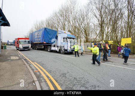 Atherton, Lancashire, UK. 13. März 2017. Am frühen Morgen statt eine kleine Gruppe von Anti-Fracking Demonstranten aus Manchester, Bolton und Warrington einen "Popup" Protest vor dem SIBGAS in einem Industriegebiet in Atherton in der Nähe von Leigh, Greater Manchester. Pop-up-Proteste werden gegen Unternehmen festgestellt, dass Cuadrilla, Vorbereitung einer explorativen Bohrvorgang für Schiefergas in kleinen Plumpton in der Nähe von Blackpool Fracking Unternehmen beliefert werden festgehalten. Bildnachweis: Dave Ellison/Alamy Live-Nachrichten Stockfoto