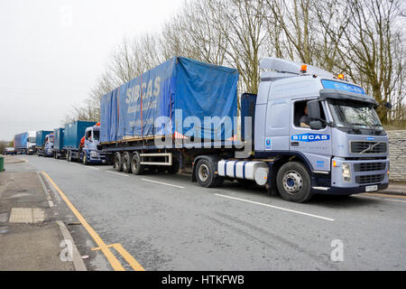 Atherton, Lancashire, UK. 13. März 2017. Am frühen Morgen statt eine kleine Gruppe von Anti-Fracking Demonstranten aus Manchester, Bolton und Warrington einen "Popup" Protest vor dem SIBGAS in einem Industriegebiet in Atherton in der Nähe von Leigh, Greater Manchester. Pop-up-Proteste werden gegen Unternehmen festgestellt, dass Cuadrilla, Vorbereitung einer explorativen Bohrvorgang für Schiefergas in kleinen Plumpton in der Nähe von Blackpool Fracking Unternehmen beliefert werden festgehalten. Bildnachweis: Dave Ellison/Alamy Live-Nachrichten Stockfoto