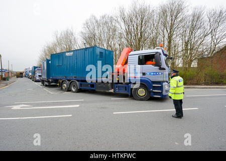 Atherton, Lancashire, UK. 13. März 2017. Am frühen Morgen statt eine kleine Gruppe von Anti-Fracking Demonstranten aus Manchester, Bolton und Warrington einen "Popup" Protest vor dem SIBGAS in einem Industriegebiet in Atherton in der Nähe von Leigh, Greater Manchester. Pop-up-Proteste werden gegen Unternehmen festgestellt, dass Cuadrilla, Vorbereitung einer explorativen Bohrvorgang für Schiefergas in kleinen Plumpton in der Nähe von Blackpool Fracking Unternehmen beliefert werden festgehalten. Bildnachweis: Dave Ellison/Alamy Live-Nachrichten Stockfoto