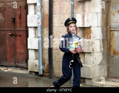 Jerusalem, Mea Shearim Viertel, 13. März 2017, Kinder Purim Geschenke, "Mishlo'ah Purimgeschenken" auf Hebräisch, am Feiertag Purim, Mollie Wilson-Milesi zu liefern; Alamy Live-Nachrichten Stockfoto