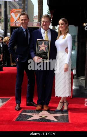 Los Angeles, CA, USA. 10. März 2017. Tom Hiddleston, John Goodman, Brie Larson bei der Induktion Zeremonie für Stern auf dem Hollywood Walk of Fame für John Goodman, Hollywood Boulevard, Los Angeles, CA 10. März 2017. Bildnachweis: Priscilla Grant/Everett Collection/Alamy Live-Nachrichten Stockfoto