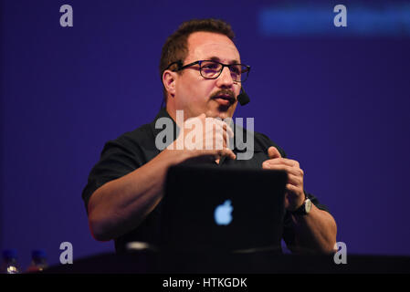 Sergio Caballero während der erste Tag der Konferenzen der FID-7, "Festival Internacional de Diseño" in La Antigua Aduana, San José, Costa Rica, März 10th, 2017.   Sergio Caballero ist Co-Direktor und künstlerischer Leiter des Sónar, Barcelonas International Festival of Advanced Music und New Media Art. Seine Kreativität und künstlerische Unruhe hat manifestierte sich in vielen kreativen Bereichen, wie zum Beispiel die Zusammensetzung der elektronischen Musik, bildende Kunst und Konzeptkunst, und seine Plattform in den Medien gefunden hat, in die immer umstritten und leistungsstarke Sónar Werbekampagnen.  FID, ist die einzige mult Stockfoto