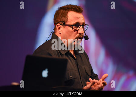 Sergio Caballero während der erste Tag der Konferenzen der FID-7, "Festival Internacional de Diseño" in La Antigua Aduana, San José, Costa Rica, März 10th, 2017.   Sergio Caballero ist Co-Direktor und künstlerischer Leiter des Sónar, Barcelonas International Festival of Advanced Music und New Media Art. Seine Kreativität und künstlerische Unruhe hat manifestierte sich in vielen kreativen Bereichen, wie zum Beispiel die Zusammensetzung der elektronischen Musik, bildende Kunst und Konzeptkunst, und seine Plattform in den Medien gefunden hat, in die immer umstritten und leistungsstarke Sónar Werbekampagnen.  FID, ist die einzige mult Stockfoto