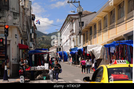 Otavalo, Ecuador. 14. Oktober 2016. Die kleine Stadt Otavalo im Norden Ecuadors ist vor allem berühmt für seine Märkte, weit und breit bekannt. Sie locken Touristen und Einheimische aus der Umgebung. Straßenszene in das Innere der Stadt. Aufgenommen am 14.10.2016. Foto: Reinhard Kaufhold/Dpa-Zentralbild/ZB | weltweite Nutzung/Dpa/Alamy Live-Nachrichten Stockfoto