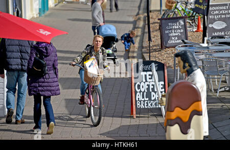 Brighton, UK. 13. März 2017. Brighton Seafront ist beschäftigt als Menschen genießen die schönen warmen Frühlingssonne genießen heute mit Temperaturen, die voraussichtlich die hohe Teens erreichen celsius in einigen Teilen der südlichen Großbritannien Credit: Simon Dack/Alamy Live News Stockfoto