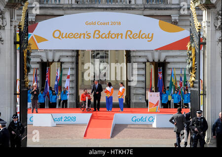 London, UK. 13. März 2017. (L, R) Kurt Fearnley, drei Mal Paralympischen Goldmedaillen-Gewinner, Anna Meares und Victoria Pendleton, ehemaligen Commonwealth und Olympiabahn Radfahrer, auf der Bühne mit MC Mark Beretta, vor dem Start von The Queen Baton Relay. Eine Nachricht von ihrer Majestät wird über eine Leitung Relais über alle Commonwealth Nationen auf dem Weg zur Eröffnungsfeier der XXI Commonwealth Games, in der Gold Coast Australien am 4. April 2018 erfolgen. Bildnachweis: Stephen Chung/Alamy Live-Nachrichten Stockfoto