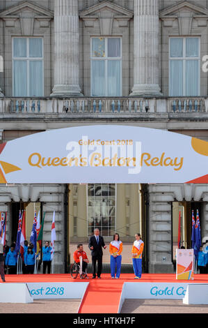 London, UK. 13. März 2017. (L, R) Kurt Fearnley, drei Mal Paralympischen Goldmedaillen-Gewinner, Anna Meares und Victoria Pendleton, ehemaligen Commonwealth und Olympiabahn Radfahrer, auf der Bühne mit MC Mark Beretta, vor dem Start von The Queen Baton Relay. Eine Nachricht von ihrer Majestät wird über eine Leitung Relais über alle Commonwealth Nationen auf dem Weg zur Eröffnungsfeier der XXI Commonwealth Games, in der Gold Coast Australien am 4. April 2018 erfolgen. Bildnachweis: Stephen Chung/Alamy Live-Nachrichten Stockfoto