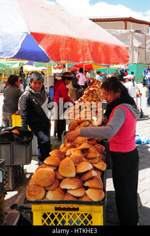 Unter den romantischen Berg liegt die Welt der Anden in der kleinen Stadt Alausi (Ecuador). Frische Backwaren auf Angebot am Markt. Aufgenommen am 16.10.2016. Foto: Reinhard Kaufhold/Dpa-Zentralbild/ZB | weltweite Nutzung Stockfoto