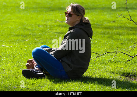 St James Park, London, UK. 13. März 2017. Großbritannien Wetter. Menschen in St James Park an einem sonnigen und warmen Nachmittag genießen. Bildnachweis: Dinendra Haria/Alamy Live-Nachrichten Stockfoto