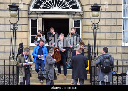 Edinburgh, Schottland. 13. März 2017. Journalisten zu verschütten aus Bute Haus, die offizielle Residenz des Schottlands erster Minister Nicola Sturgeon, nach einer Pressekonferenz innen wo Ms Sturgeon angekündigt, dass sie schottische Parlament und die Regierung des Vereinigten Königreichs Zustimmung um ein zweites Referendum über die schottische Unabhängigkeit, Kredit nennen will: Ken Jack/Alamy Live News Stockfoto
