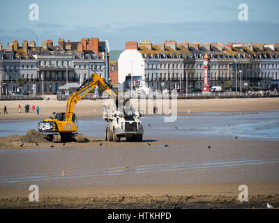 Weymouth, Dorset, UK. 13. März 2017. Bagger bewegen Sand am Strand von Weymouth an einem warmen und sonnigen Frühlingstag an der Südküste. © Dan Tucker/Alamy Live-Nachrichten Stockfoto