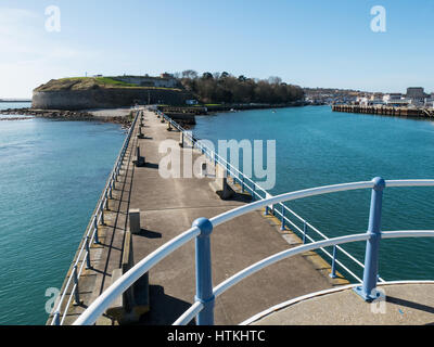 Weymouth, Dorset, UK. 13. März 2017. Der Stein Anlegestelle im Hafen von Weymouth an einem warmen und sonnigen Frühlingstag an der Südküste. © Dan Tucker/Alamy Live-Nachrichten Stockfoto