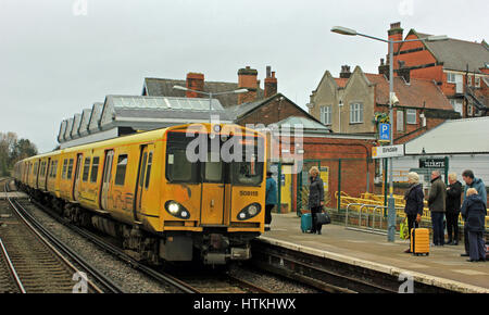 Southport, Merseyside, England. 13. März 2017. RMT industrielle Aktion auf der Schiene in Nordengland. CW 2052 Mersey Eisenbahn Zug in Birkdale Merseyside England trainieren wachen, die Schiene und Maritime Union angehören, nehmen Arbeitskampfmaßnahmen im Norden von England in Bezug auf die Aussicht auf eine ihrer Aufgaben an Bord Zug Aufsichtsbehörden durch ersetzt. Bildnachweis: Colin Wareing/Alamy Live-Nachrichten Stockfoto