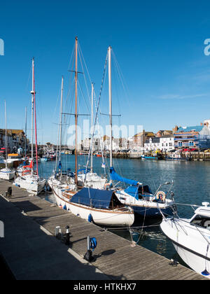 Weymouth, Dorset, UK. 13. März 2017. Weymouth Hafen an einem warmen und sonnigen Frühlingstag an der Südküste. © Dan Tucker/Alamy Live-Nachrichten Stockfoto