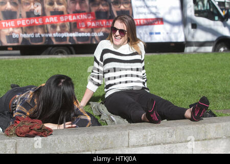 London, UK. 13. März 2017. Menschen genießen das warme Wetter und die Frühlingssonne im Parlament Square Credit: Amer Ghazzal/Alamy Live-Nachrichten Stockfoto