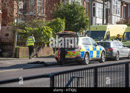 Winchester, Hampshire, UK. 13. März 2017. Winchester Stadtzentrum gesperrt wegen großen Polizei-Vorfall. Bildnachweis: Will Bailey/Alamy Live-Nachrichten Stockfoto