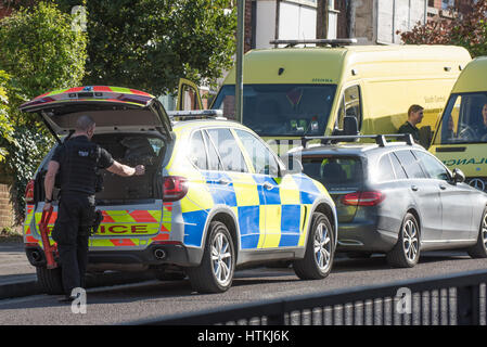 Winchester, Hampshire, UK. 13. März 2017. Winchester Stadtzentrum gesperrt wegen großen Polizei-Vorfall. Bildnachweis: Will Bailey/Alamy Live-Nachrichten Stockfoto