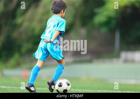 Japanische Kinder Fußball spielen Stockfoto