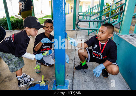 Miami Florida, Allapattah, Comstock Grundschule, Martin Luther King Jr. Day of Service, MLK, Verschönerungsprojekt, Hispanic ethnische Jungen, männliches Kind Stockfoto