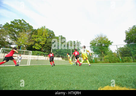 Japanische Kinder Fußball spielen Stockfoto