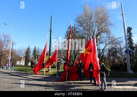 Anhänger von Präsident Xi Jinping ging auf der Prager Straße, die chinesische Flagge Tschechische Besuchs Xis Welle. Stockfoto