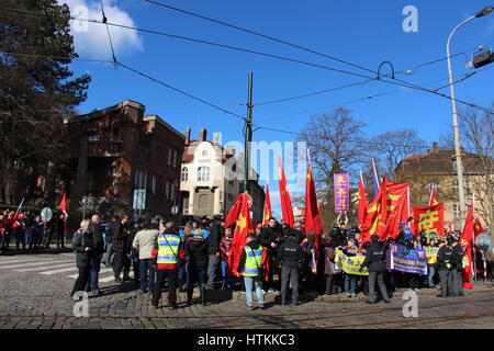 Anhänger von Präsident Xi Jinping ging auf der Prager Straße, die chinesische Flagge Tschechische Besuchs Xis Welle. Anti-Xi Personen enthalten Falun Gong. Stockfoto