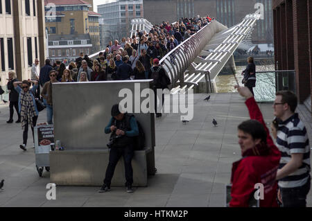 Londoner Millennium Bridge voller Menschen überqueren die Themse an einem sonnigen Wochenende im März 2017 Stockfoto