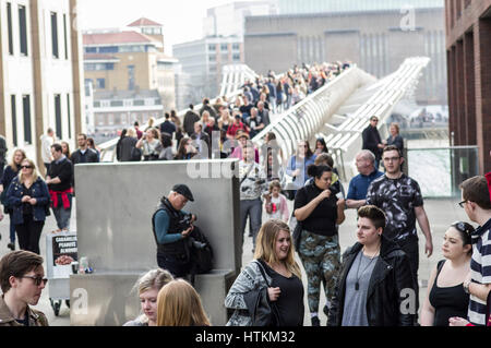 Londoner Millennium Bridge voller Menschen überqueren die Themse an einem sonnigen Wochenende im März 2017 Stockfoto