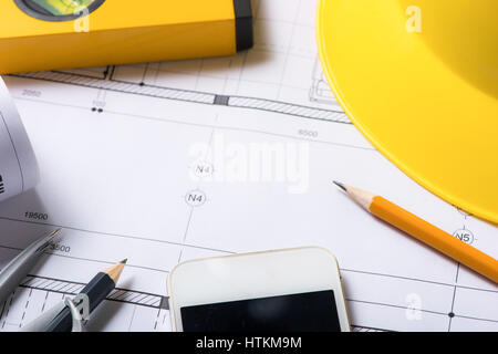 Digital-Tablette mit Architekturpläne Rollen und Werkzeugen Stockfoto