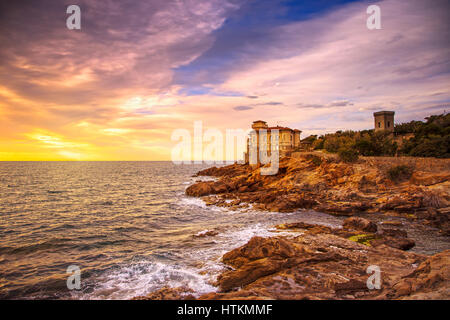 Boccale Burg Wahrzeichen auf Klippe Felsen und Meer auf warmen Sonnenuntergang. Toskana, Italien, Europa. Stockfoto